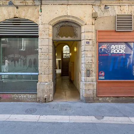 Large Renovated Studio *lyon 1st Arr* Lyon